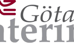Götarps Caterings logotyp med stiliserade gafflar i röd och grå text, elegant förkroppsligar den raffinerade touch som liknar en framstående begravningsbyrå Gislaved.